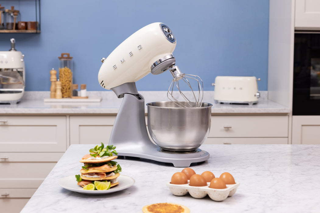 EAN 8017709353827 - Smeg SMF04CREU batidora Batidora de varillas 800 W Crema de color imagen 17