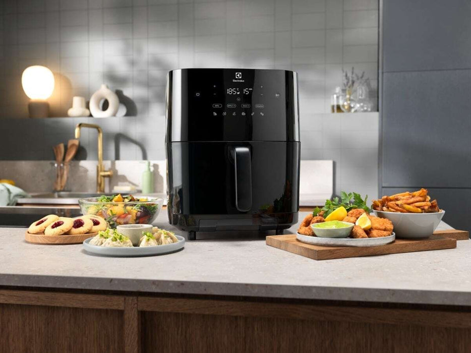 EAN 7333394032603 - Electrolux EAF7SB Sencillo 6,9 L Independiente 1700 W Freidora de aire caliente Negro imagen 14