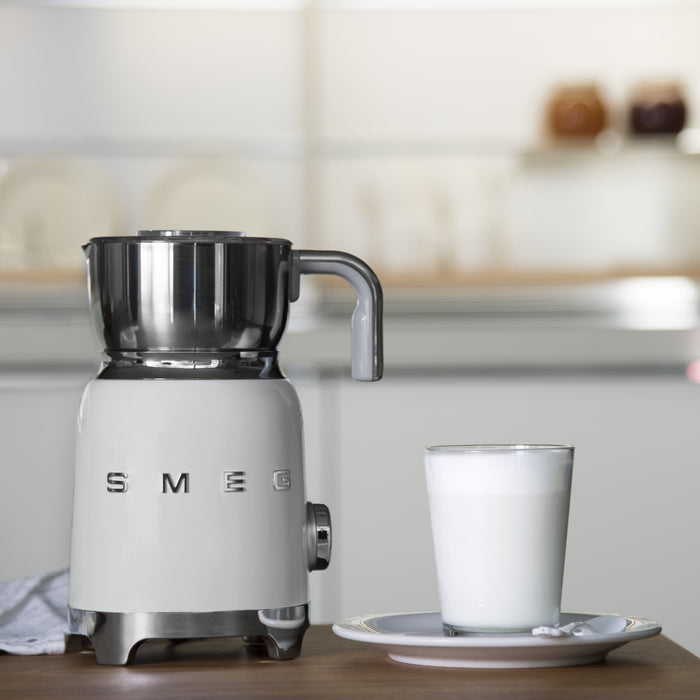 EAN 8017709316136 - Smeg MFF11WHEU espumador o calentador de leche Automatic milk frother/warmer Blanco imagen 8