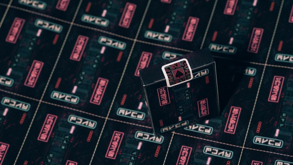 EAN 0073854094235 - Bicycle Cyberpunk Cyber City juego de cartas 56 pieza(s) imagen 3