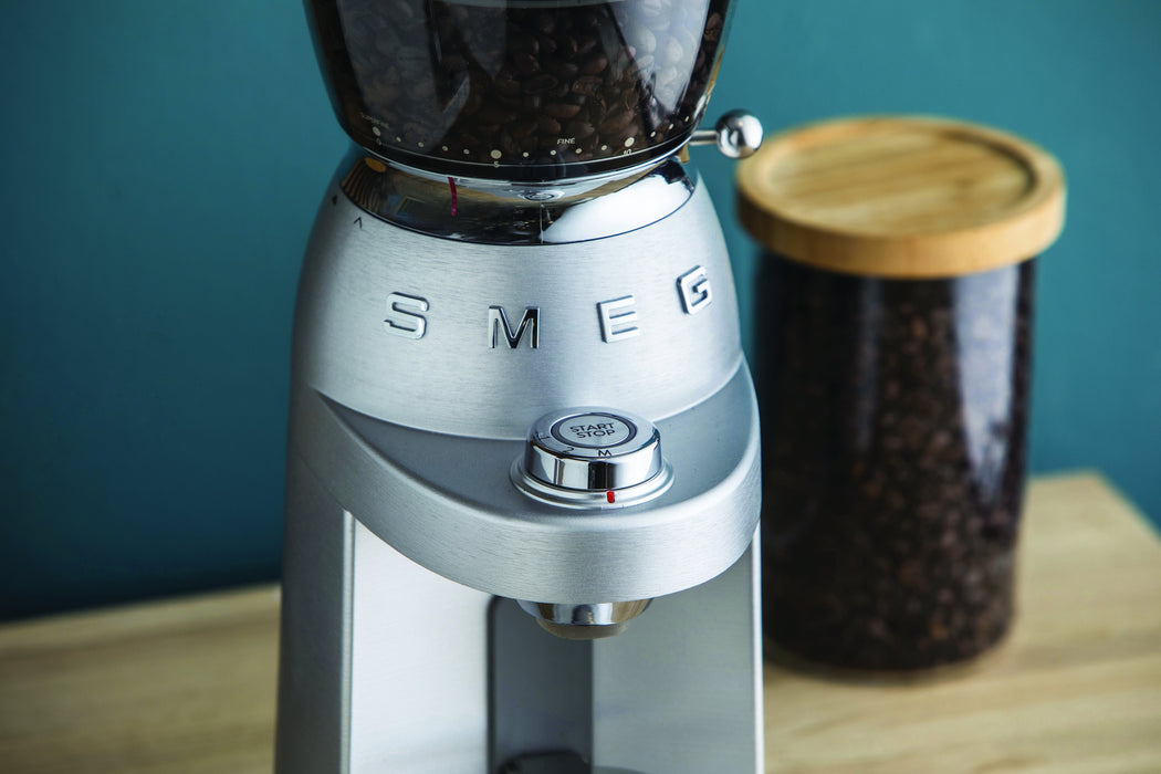EAN 8017709339883 - Smeg CGF02SSEU molinillo de café 150 W Aluminio imagen 17