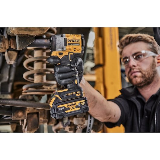 EAN 5035048743683 - DeWALT DCF921NT-XJ atornilladora de impacto con batería 1/2" 600 Nm Negro, Amarillo 18 V imagen 7