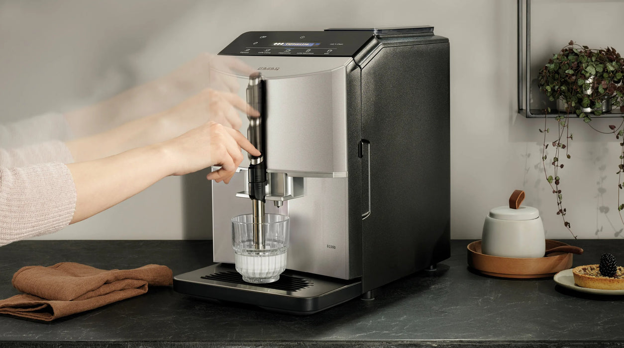 EAN 4242003926895 - Siemens EQ.300 TF303E07 cafetera eléctrica Totalmente automática Máquina espresso 1,4 L imagen 2