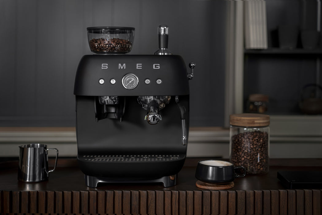EAN 8017709354572 - Smeg EGF03BLMEU cafetera eléctrica Manual Máquina espresso 2,4 L imagen 25