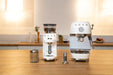 EAN 8017709349424 - Smeg ECF03WHEU cafetera eléctrica Semi-automática Máquina espresso 1,4 L imagen 23