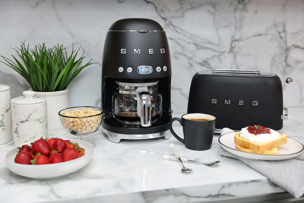 EAN 8017709329419 - Smeg DCF02BLMEU cafetera eléctrica Totalmente automática Cafetera de filtro 1,4 L imagen 9