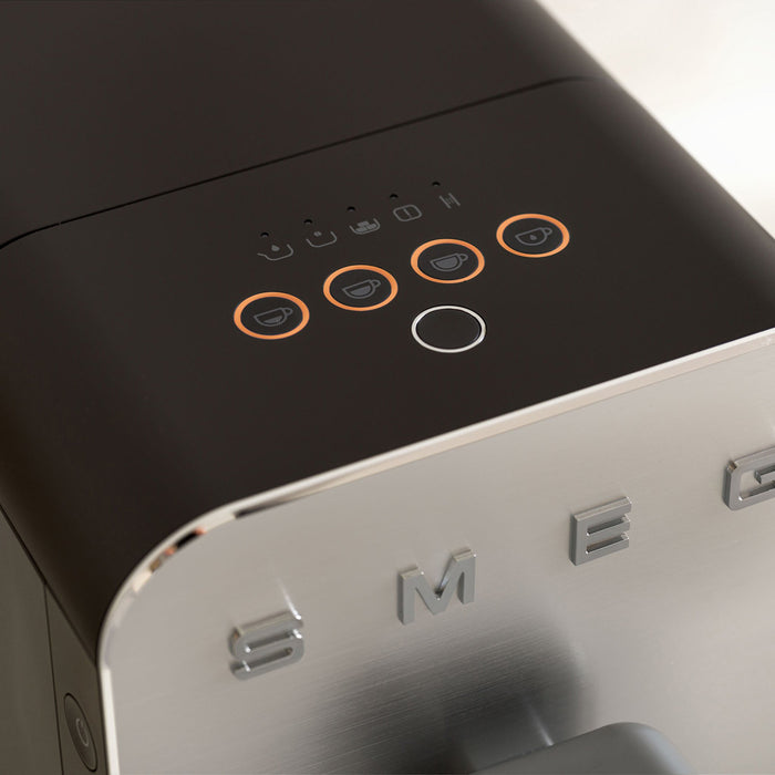 EAN 8017709334734 - Smeg BCC11BLMEU cafetera eléctrica Totalmente automática Máquina espresso 1,4 L imagen 34