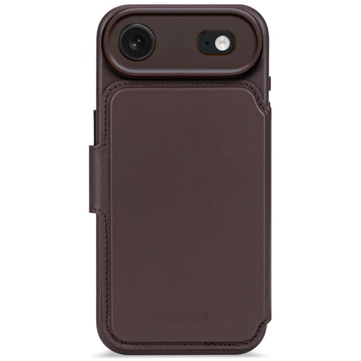 EAN 8721145007533 - Decoded D26IPO17ADW5CN funda para teléfono móvil 16,5 cm (6.5") Funda cartera Marrón imagen 1