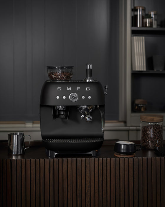EAN 8017709354572 - Smeg EGF03BLMEU cafetera eléctrica Manual Máquina espresso 2,4 L imagen 23