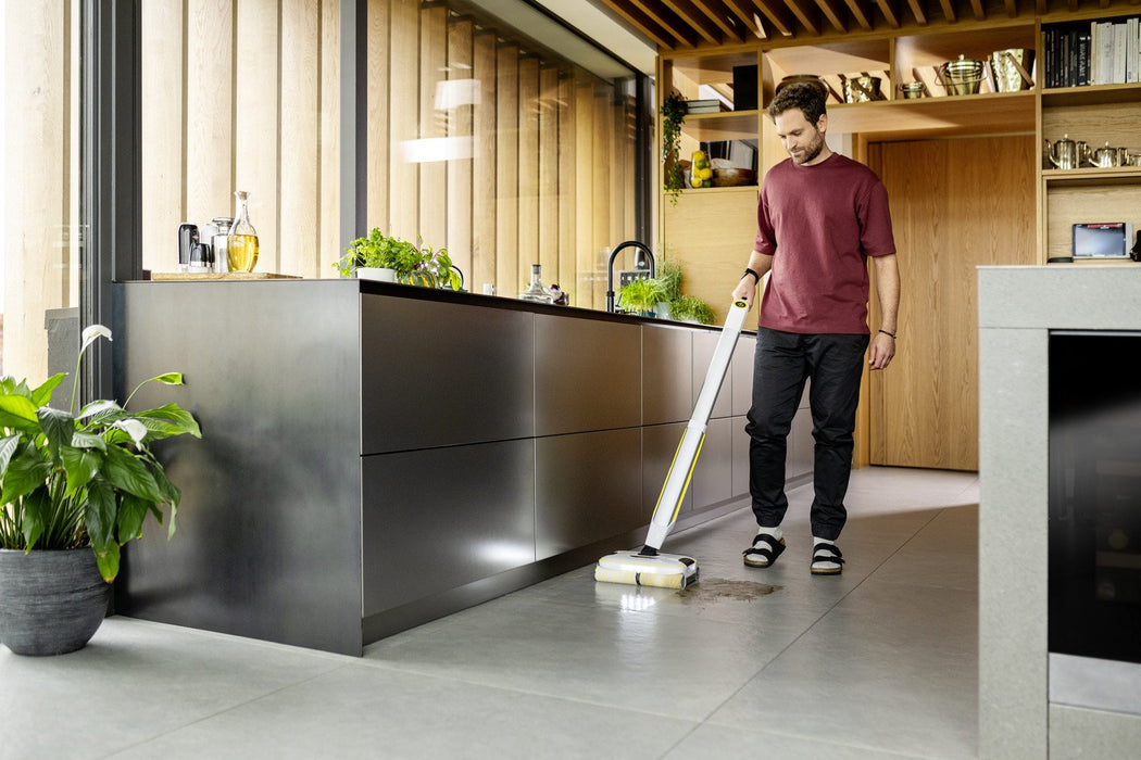 EAN 4066529000033 - Kärcher FC 8 Smart Signature Line Escoba eléctrica Batería Húmedo Sin bolsa Plata, Blanco, Amarillo 2,85  imagen 7