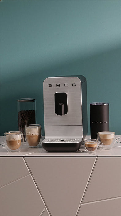 EAN 8017709361907 - Smeg MFF02BLMEU espumador o calentador de leche Calentador/espumador de leche automático Negro imagen 12