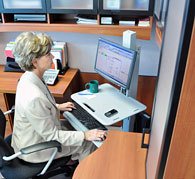EAN 698833010893 - Ergotron WorkFit C-Mod, Single Display Sit-Stand Workstation 68,6 cm (27") Piso Gris imagen 2