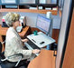 EAN 698833010893 - Ergotron WorkFit C-Mod, Single Display Sit-Stand Workstation 68,6 cm (27") Piso Gris imagen 2