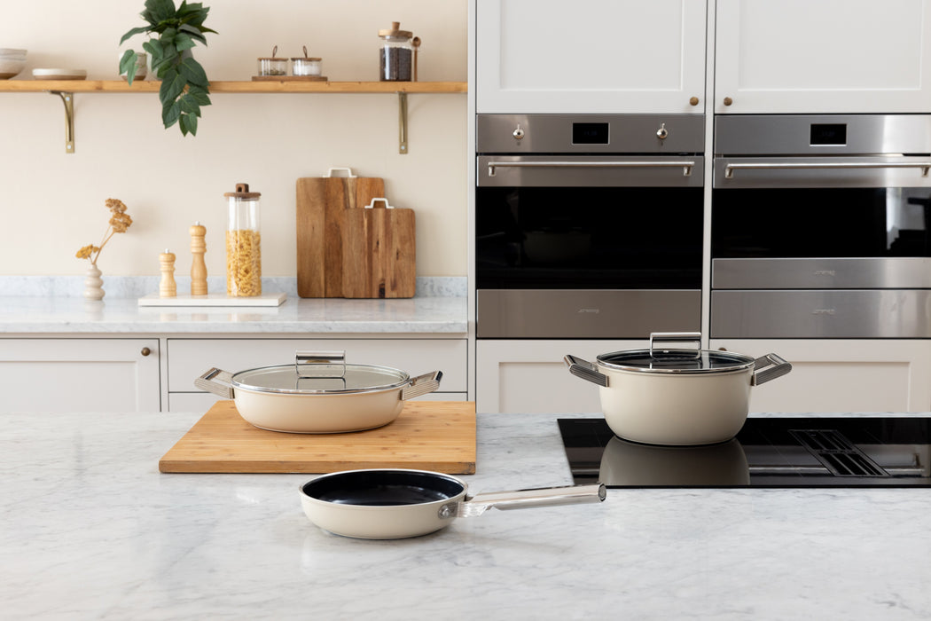 EAN 8017709355913 - Smeg CSF2412CRM batería de cocina Crema de color Aluminio, Acero inoxidable 5,4 L 24 cm imagen 13
