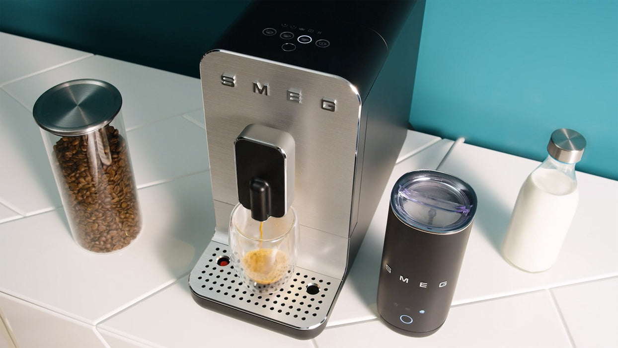 EAN 8017709361907 - Smeg MFF02BLMEU espumador o calentador de leche Calentador/espumador de leche automático Negro imagen 16