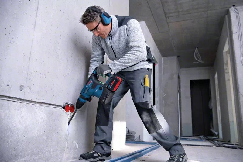 EAN 3165140996037 - Bosch GBH 18V-34 CF Professional 500 RPM SDS Plus 5,9 kg Negro, Azul imagen 2