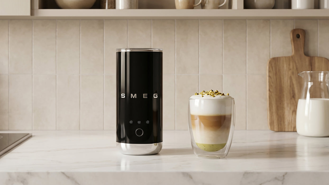 EAN 8017709353155 - Smeg MFF02BLEU espumador o calentador de leche Calentador/espumador de leche automático Negro imagen 29