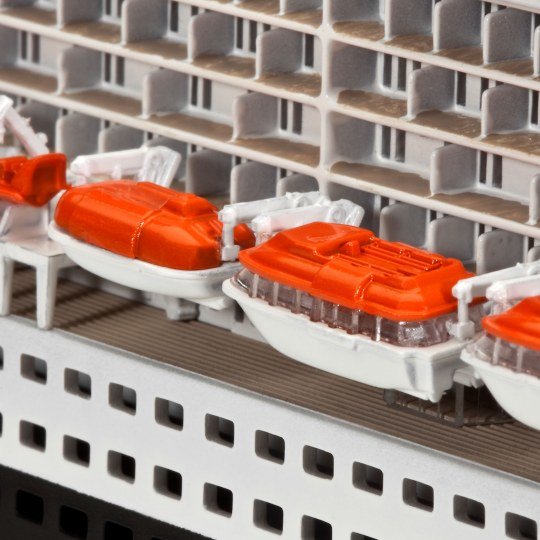 EAN 4009803052311 - Revell Queen Mary 2 Maqueta de transatlántico Kit de montaje 1:700 imagen 6