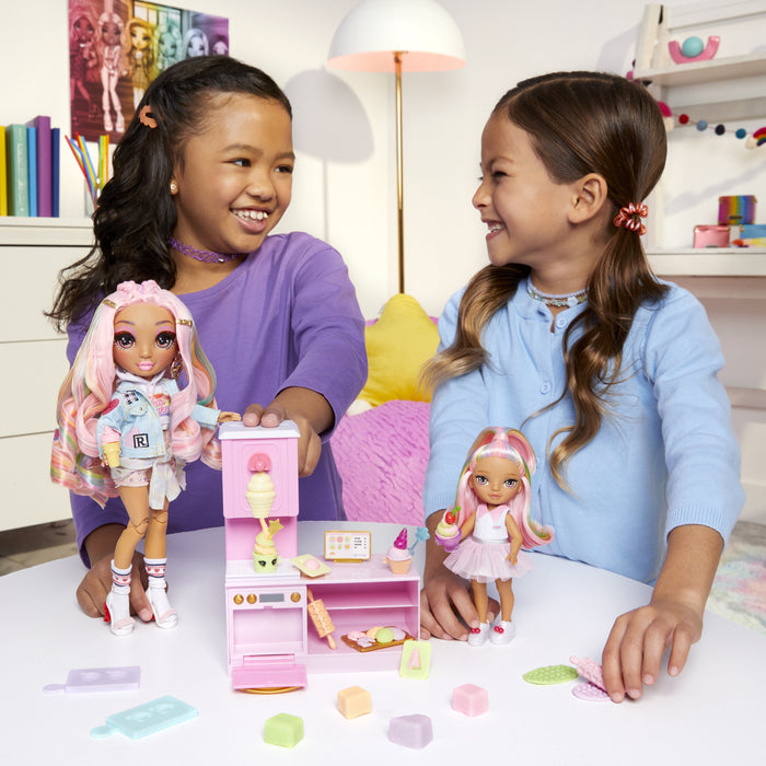 EAN 0035051522058 - Rainbow High Little Dessert Shop with Kandy Playset imagen 12