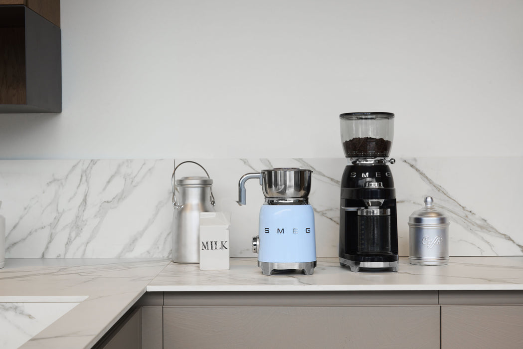 EAN 8017709317966 - Smeg CGF11BLEU molinillo de café 150 W Negro imagen 17