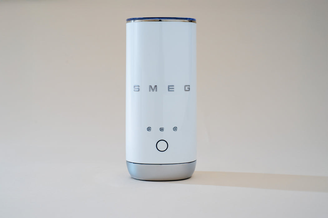 EAN 8017709353148 - Smeg MFF02WHEU espumador o calentador de leche Calentador/espumador de leche automático Blanco imagen 26