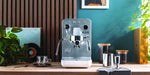 EAN 8017709347017 - Smeg EMC02WHMEU cafetera eléctrica Manual Máquina espresso 1,7 L imagen 31