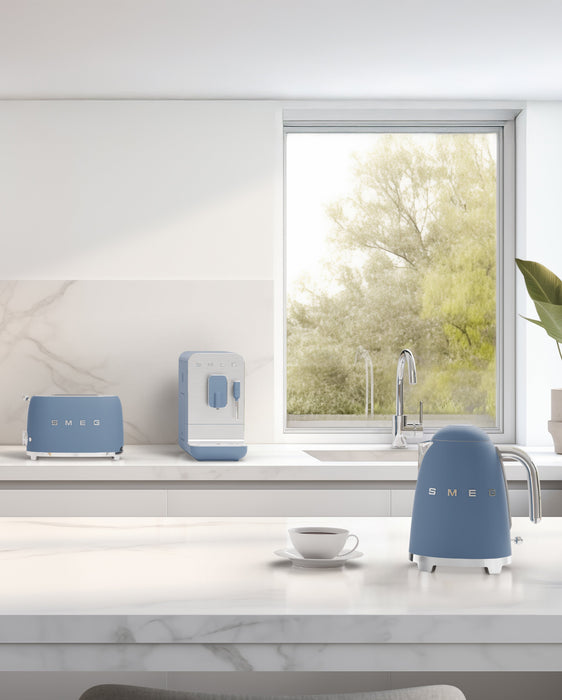 EAN 8017709343736 - Smeg KLF03SBMEU tetera eléctrica 1,7 L 2400 W Azul imagen 10