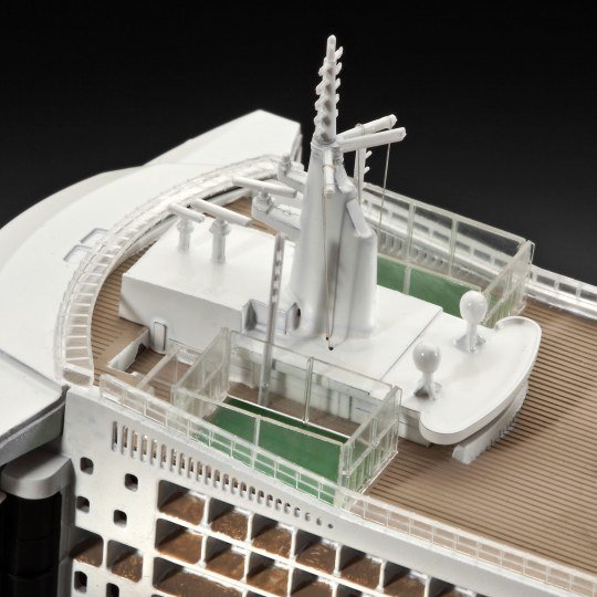EAN 4009803052311 - Revell Queen Mary 2 Maqueta de transatlántico Kit de montaje 1:700 imagen 3
