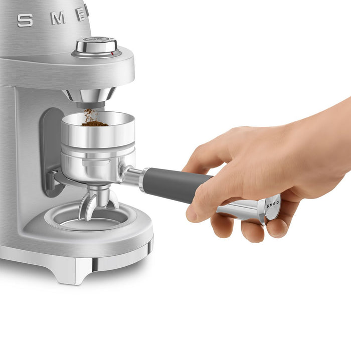 EAN 8017709339883 - Smeg CGF02SSEU molinillo de café 150 W Aluminio imagen 7