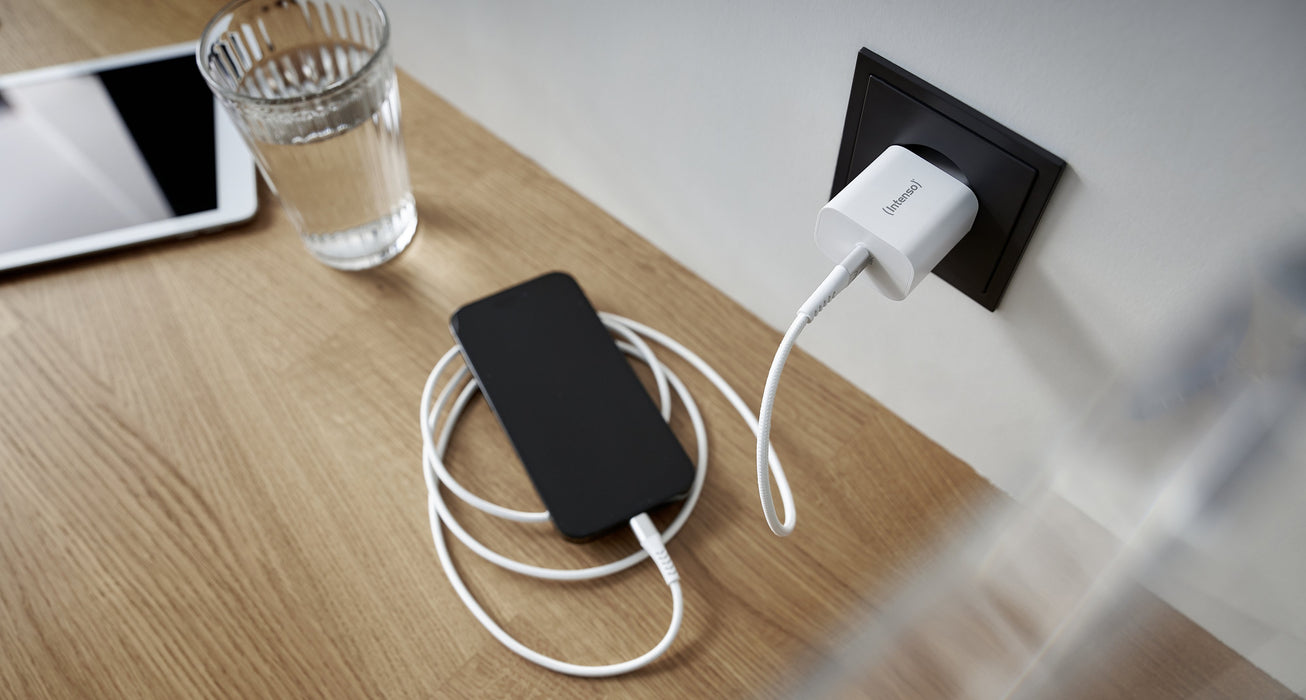 EAN 4034303033225 - Intenso POWER ADAPTER USB-C/7802012 Universal Blanco Corriente alterna Carga rápida Interior imagen 9