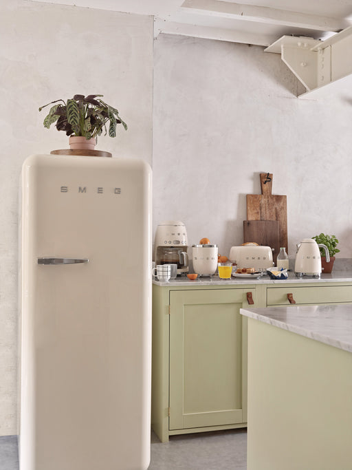 EAN 8017709227852 - Smeg KLF03CREU tetera eléctrica 1,7 L 2400 W Crema de color imagen 2