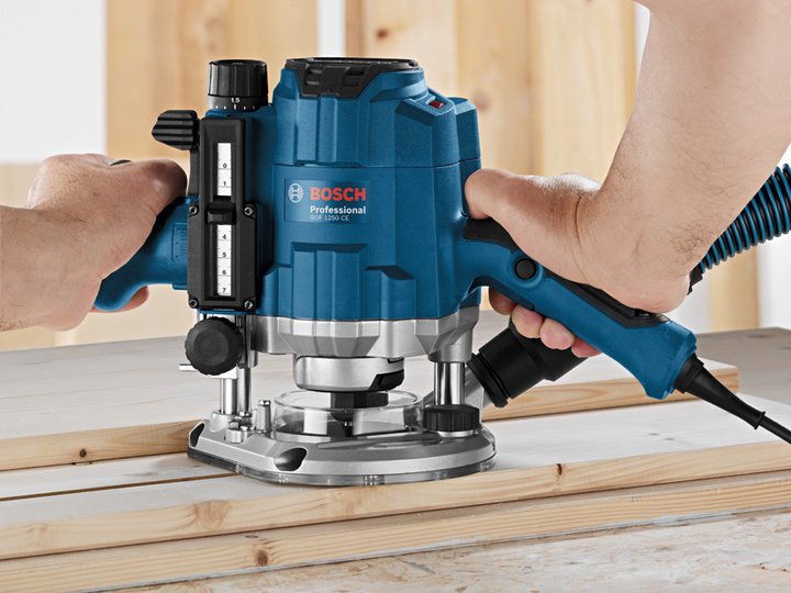 EAN 3165140690058 - Bosch GOF 1250 CE Negro, Azul 24000 RPM 1250 W imagen 2