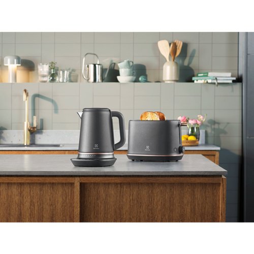EAN 7332543723935 - Electrolux E7K16BP tetera eléctrica 1,7 L 2400 W Negro, Cobre imagen 2