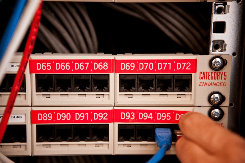 EAN 4977766686297 - Brother TZE-435 cinta para impresora de etiquetas Blanco sobre rojo imagen 3