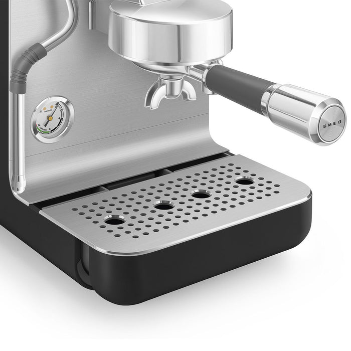 EAN 8017709346935 - Smeg EMC02BLMEU cafetera eléctrica Manual Máquina espresso 1,7 L imagen 17