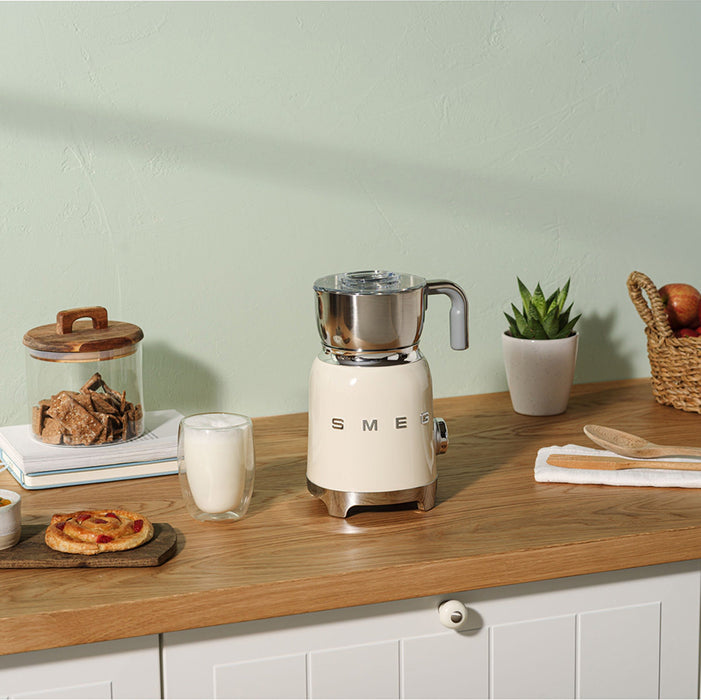 EAN 8017709316075 - Smeg MFF11CREU espumador o calentador de leche Calentador/espumador de leche automático Crema de color imagen 11