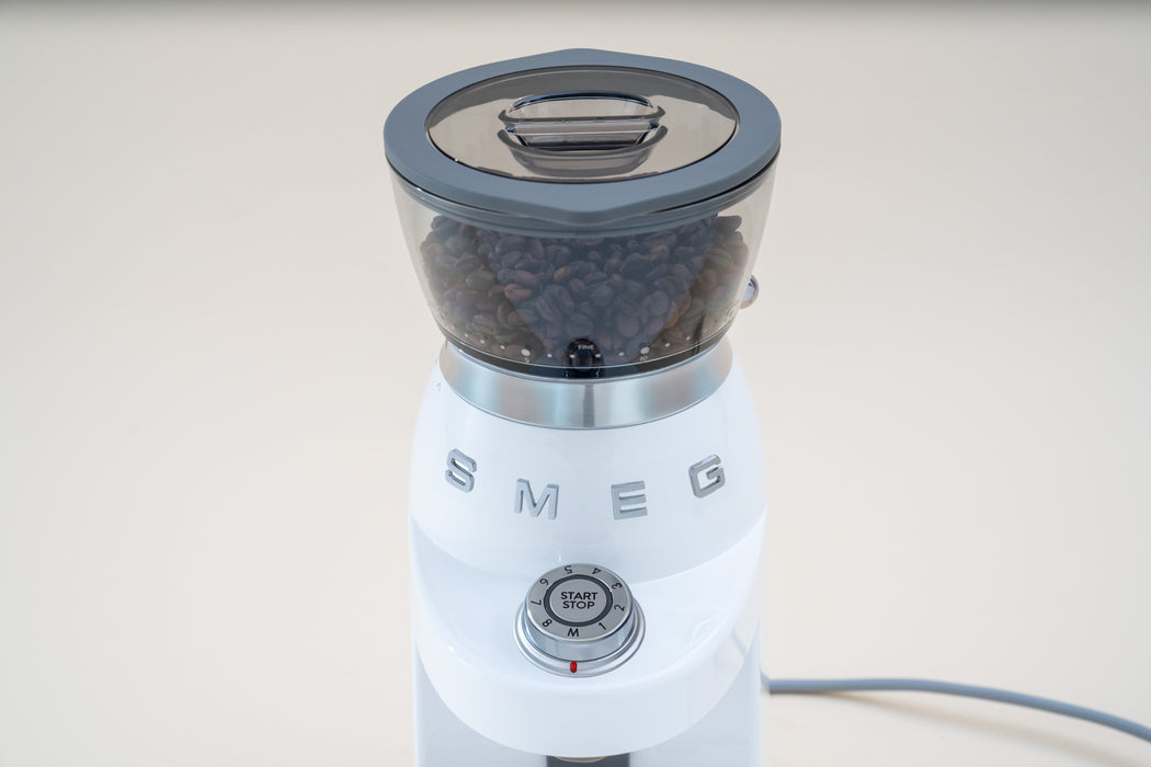 EAN 8017709355319 - Smeg CGF03WHEU molinillo de café 150 W Blanco imagen 12