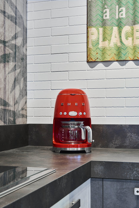 EAN 8017709280505 - Smeg DCF02RDEU cafetera eléctrica Totalmente automática Cafetera de filtro 1,4 L imagen 6