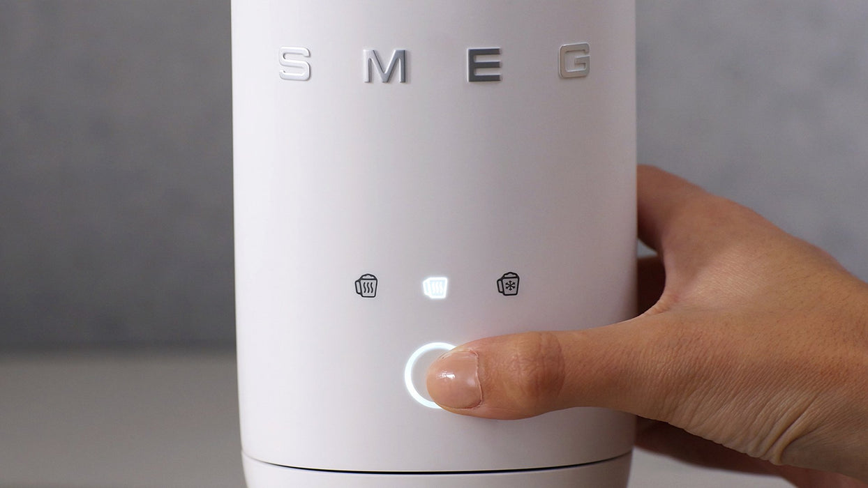EAN 8017709361952 - Smeg MFF02WHMEU espumador o calentador de leche Blanco imagen 18