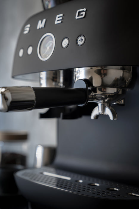 EAN 8017709354572 - Smeg EGF03BLMEU cafetera eléctrica Manual Máquina espresso 2,4 L imagen 19