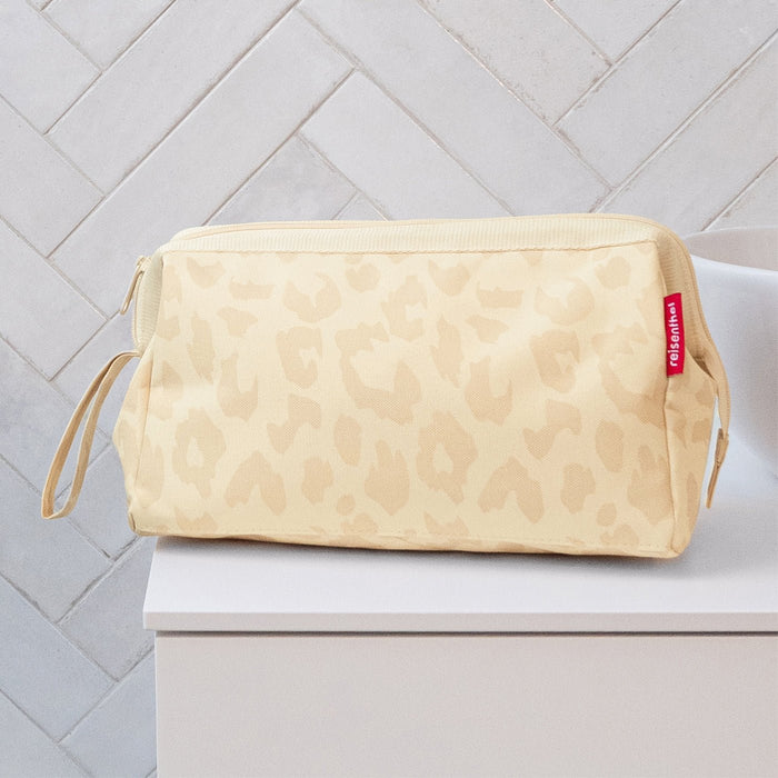 EAN 4012013748967 - Reisenthel travelcosmetic Bolsa de aseo 4 L Poliéster reciclado Color vainilla imagen 4