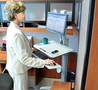 EAN 698833010893 - Ergotron WorkFit C-Mod, Single Display Sit-Stand Workstation 68,6 cm (27") Piso Gris imagen 3