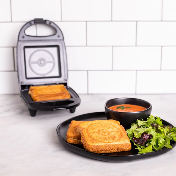 EAN 0840790145624 - Uncanny Brands Pokémon Poké Ball sandwichera Negro, Rojo, Blanco imagen 3