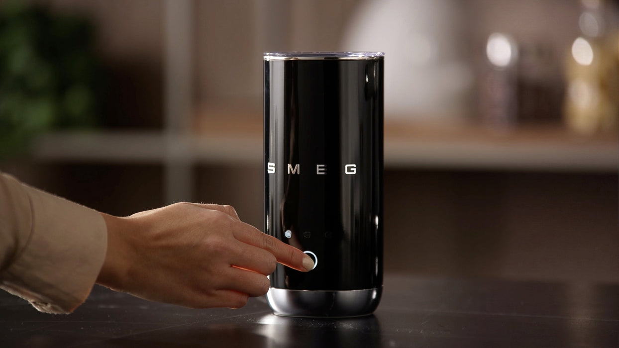 EAN 8017709353155 - Smeg MFF02BLEU espumador o calentador de leche Calentador/espumador de leche automático Negro imagen 26