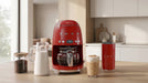 EAN 8017709280505 - Smeg DCF02RDEU cafetera eléctrica Totalmente automática Cafetera de filtro 1,4 L imagen 5