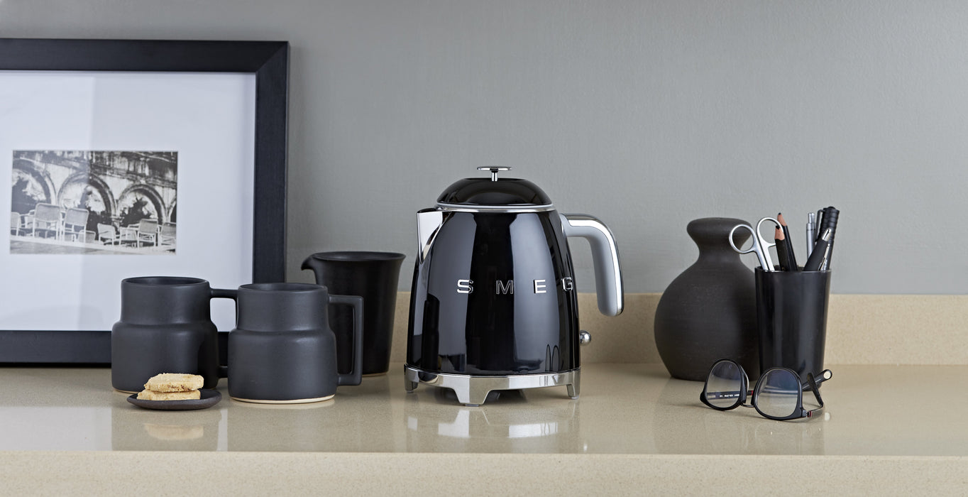 EAN 8017709302184 - Smeg KLF05BLEU tetera eléctrica 0,8 L 1400 W Negro imagen 15