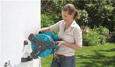 EAN 4078500800907 - Gardena 8009-20 carrete de manguera de jardín Carrete de pared Manual Negro, Verde imagen 5