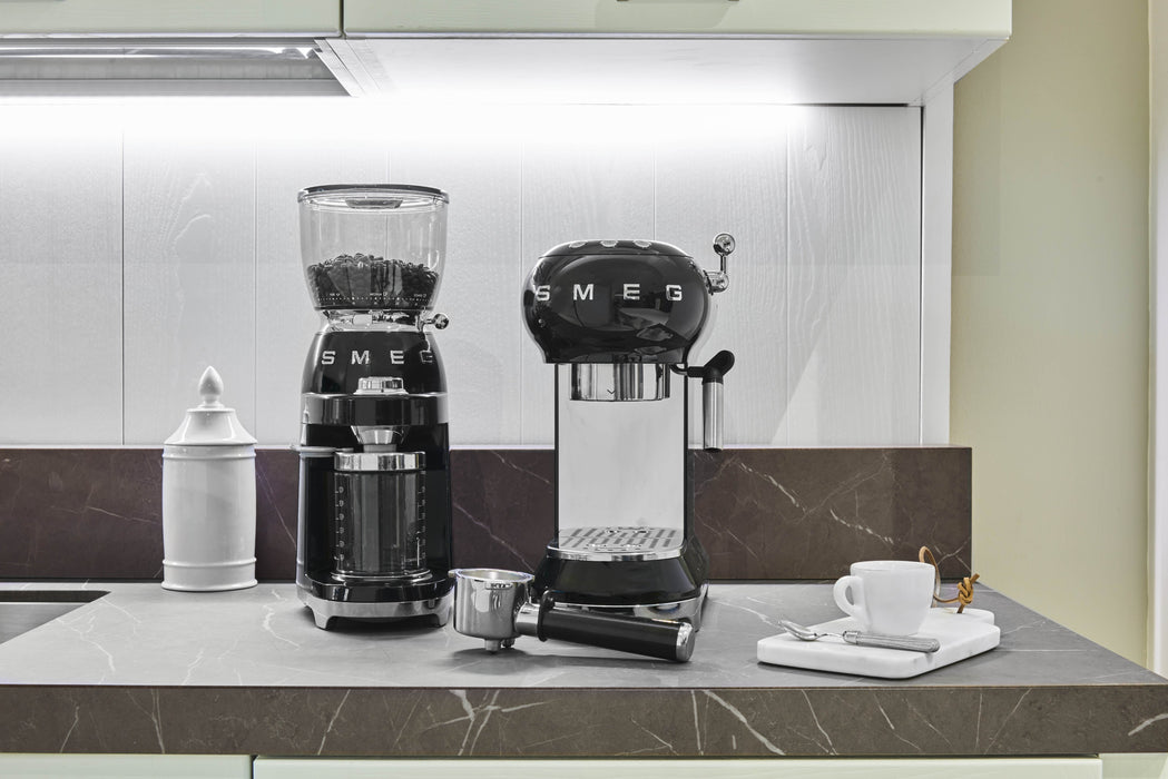 EAN 8017709317966 - Smeg CGF11BLEU molinillo de café 150 W Negro imagen 15