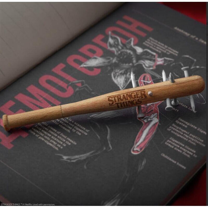 Boligrafo Con Pin Bate Con Clavos (Stranger Things)