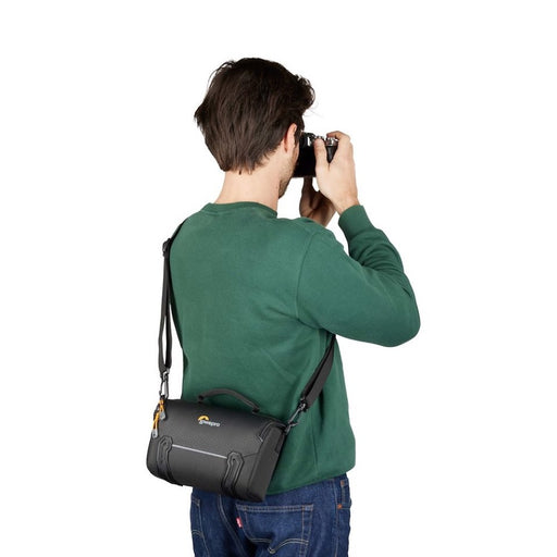 EAN 8024221723519 - Lowepro Adventura SH 160 III Estuche con correa de transporte Negro imagen 2